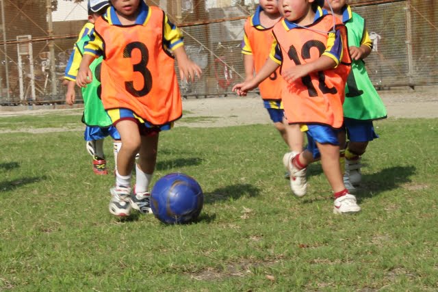 幼児サッカー - サッカー以外に陸上、水泳などもおすすめ～子供の発達を促すスポーツ
